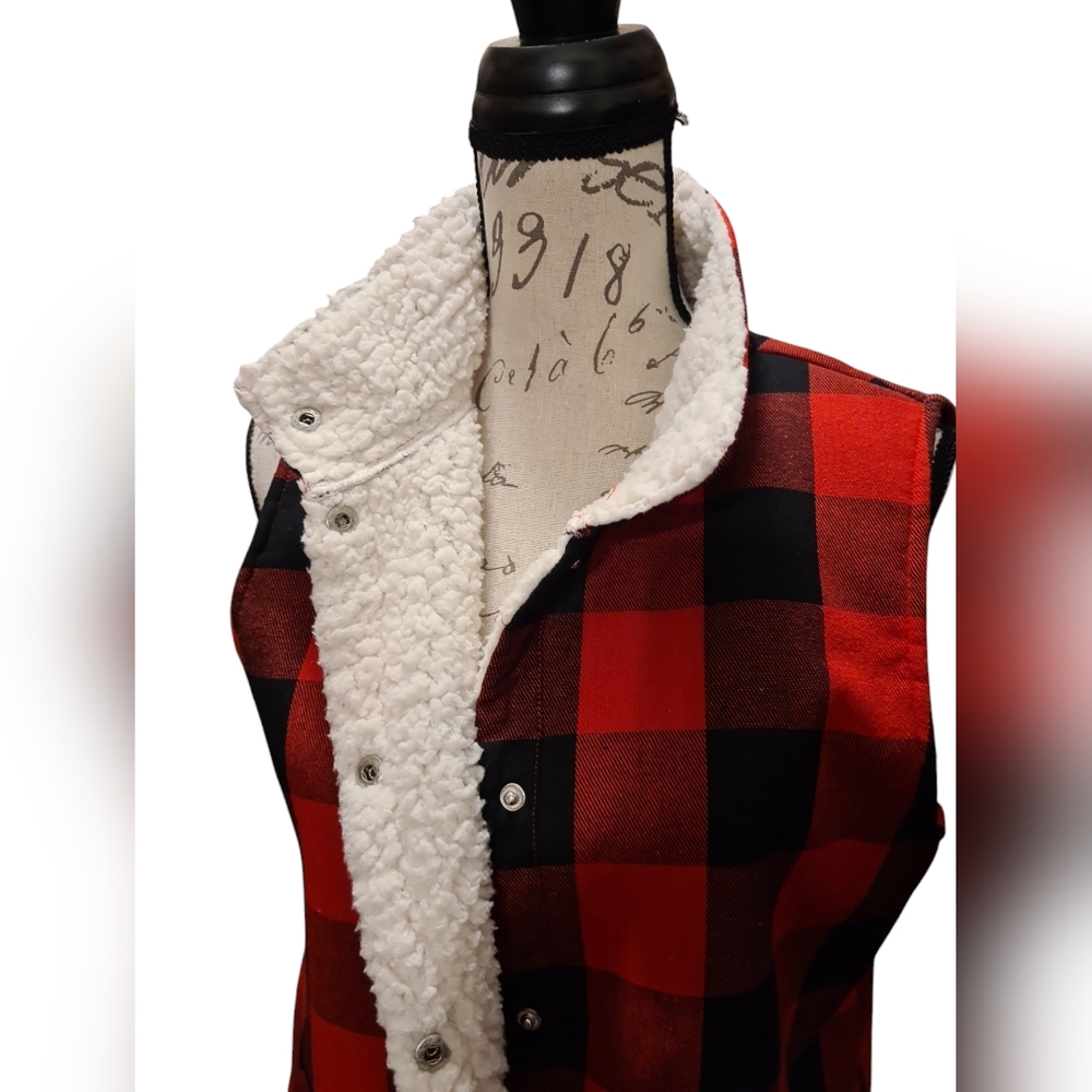 Buffalo Plaid Sherpa Lined Color-Block Sleeveless Vest in Size Medium. - Picture 2 of 6